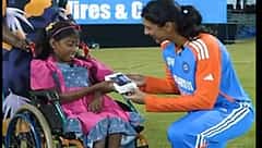 ವೀಲ್ಹ್ ಚೇರ್ ನಲ್ಲಿ ಮೈದಾನಕ್ಕೆ ಬಂದ ಪುಟ್ಟ ಕ್ರಿಕೆಟ್ ಅಭಿಮಾನಿಗೆ ವಿಶೇಷ ಉಡುಗೊರೆ ನೀಡಿದ ಸ್ಮೃತಿ ಮಂಧಾನ!